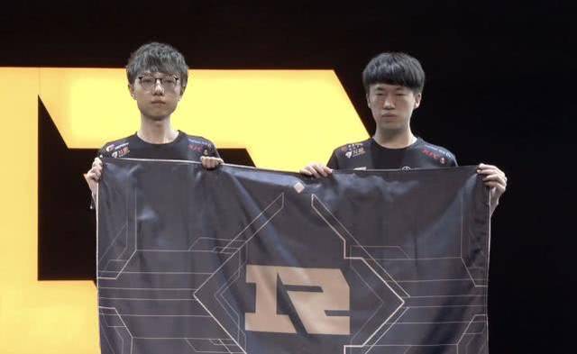 凭借灵巧的 凭借灵巧的